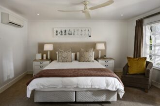 lit confortable avec matelas adapté et linge de lit élégant