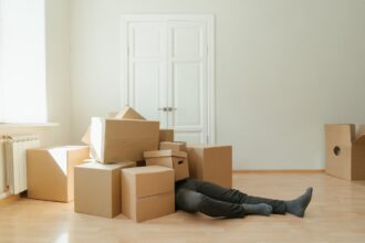Espace de rangement désencombré avec des objets bien organisés