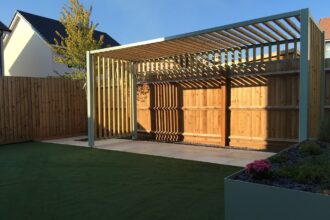 Pergola en bois dans un jardin avec des plantes grimpantes