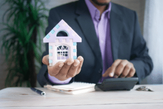 Illustration d'un couple discutant de l'assurance emprunteur pour un achat immobilier