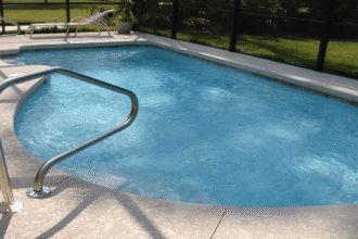 Filtres à cartouche pour piscine en vue avec eau claire