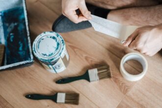 Mains avec résidus de silicone après des réparations à la maison