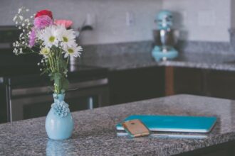 Plan de travail en céramique avec finition lisse et moderne dans une cuisine élégante