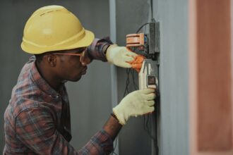 Électricien professionnel travaillant sur un réseau électrique sécurisé