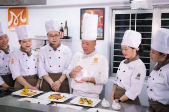 Couteaux de cuisine et planche à découper sur un plan de travail