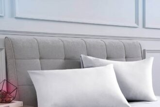 Oreillers rectangulaires colorés sur un lit élégant et moderne