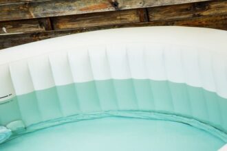 spa gonflable installé dans un jardin avec famille en détente