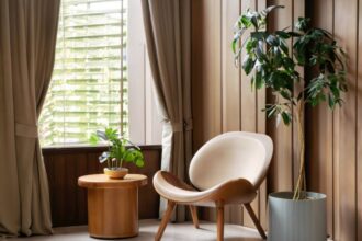 Meuble en bois massif apportant charme et authenticité à un intérieur