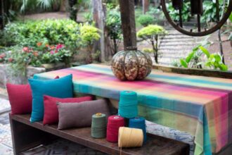 Nappe en tissu colorée dressée sur une table élégante