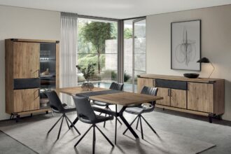Salle à manger accueillante avec mobilier bien agencé et coin repas délimité