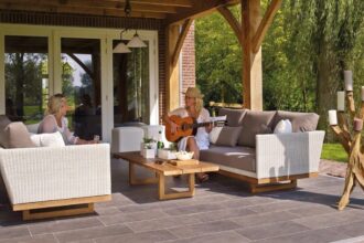 Terrasse aménagée pour des soirées d'été conviviales et chaleureuses