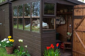 Chalet en bois dans un espace vert, symbole de confort et convivialité