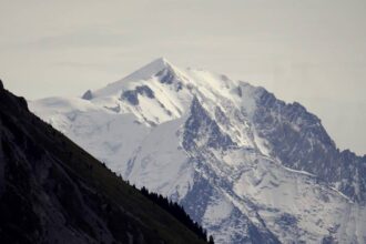 paysage montagneux de Haute-Savoie avec nature verdoyante et ciel bleu