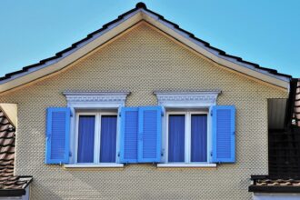 Volets roulants sales avec des taches jaunies et grisées