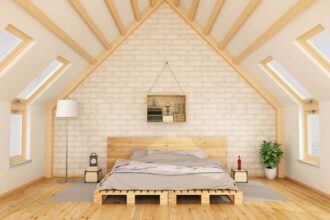 Panneau acoustique en bois de chêne dans un intérieur moderne