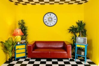 Motifs de papier peint scandinave jaune pour une décoration lumineuse