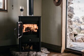 Poêle à bois installé dans un intérieur chaleureux et moderne