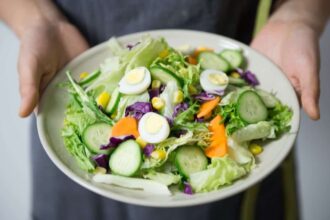 feuilles de salade verte fraîchement lavées dans un saladier