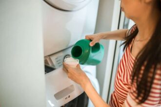 Lessive parfumée avec capsules à libération prolongée sur un étagère