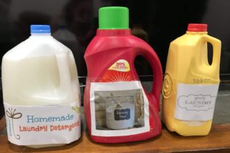 Bouteille de lessive maison avec ingrédients naturels sur une table