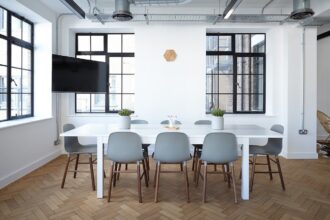 Fenêtre en PVC avec isolation et design moderne