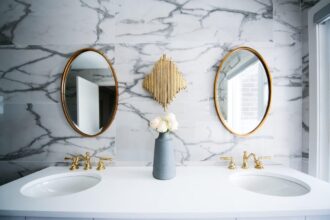 Salle de bain moderne avec grands miroirs et rideau de douche