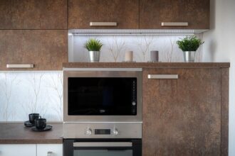 crédence de cuisine moderne avec un design élégant et pratique