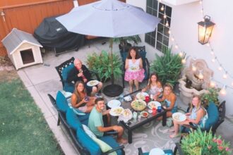 famille profitant d'un dîner d'été sur une terrasse carrelée
