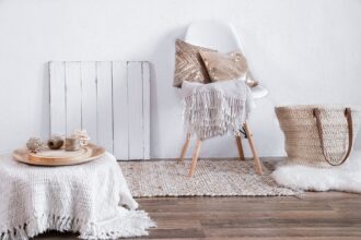 coin cosy avec des coussins et des plantes décoratives