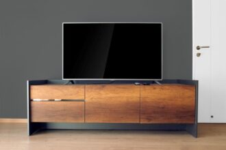 Meuble TV élégant en bois avec finitions raffinées dans un salon moderne