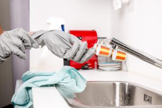 Espace encombré nécessitant un nettoyage en raison du syndrome de Diogène