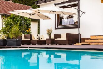 Bassin écologique transformant un jardin en oasis durable