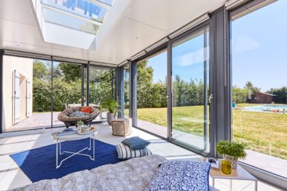 une véranda aménagée en salon