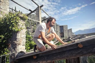Toiture en cours de réparation avec artisans à Aix-en-Provence