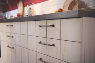 Comment bien choisir les poignets de façade de vos meubles de cuisine