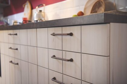Comment bien choisir les poignets de façade de vos meubles de cuisine