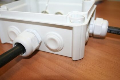 Comment choisir le presse-étoupe idéal pour votre coffret ou armoire électrique