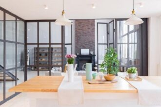 Comment installer une verrière avec porte coulissante dans votre maison