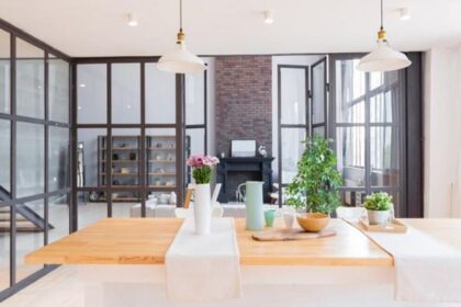 Comment installer une verrière avec porte coulissante dans votre maison