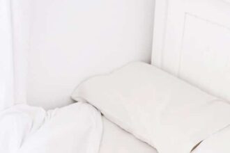 Taches anciennes sur un matelas en cours de nettoyage