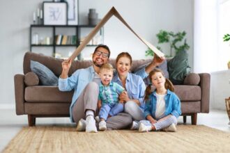 Une famille partageant un moment de vie sous un toit en carton
