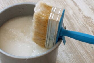Bannière sur l'utilisation de colle et mastic en décoration intérieure
