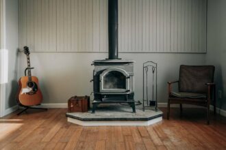 Poêle à granulés en fonctionnement dans un intérieur chaleureux