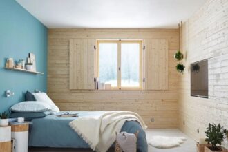 chambre bleue avec des éléments en bois et une ambiance chaleureuse