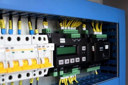 Choisir son matériel électrique en ligne : les atouts financiers !
