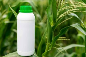 Flacon d'insecticide Aedex ec sur fond neutre