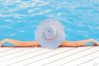 Créez votre oasis de détente : une piscine en bois pour un extérieur idyllique