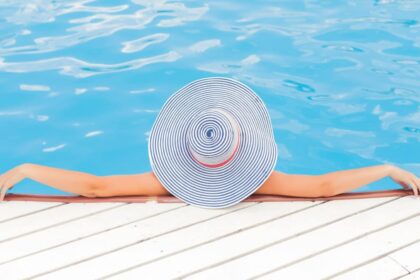Créez votre oasis de détente : une piscine en bois pour un extérieur idyllique