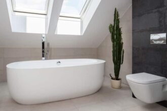 Baignoire moderne dans une salle de bain élégante et spacieuse