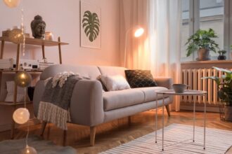 Salon moderne avec décoration élégante et chaleureuse